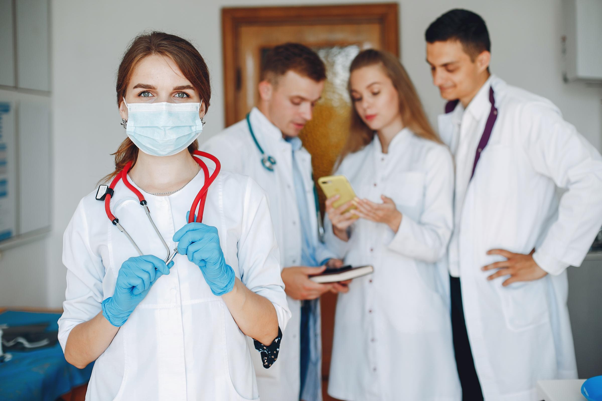 groupe d'infirmiers en blouse d'hôpital 